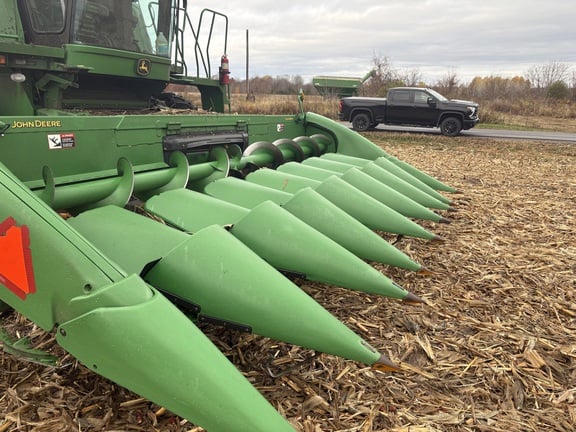 2011 John Deere 608C Equipment Image0