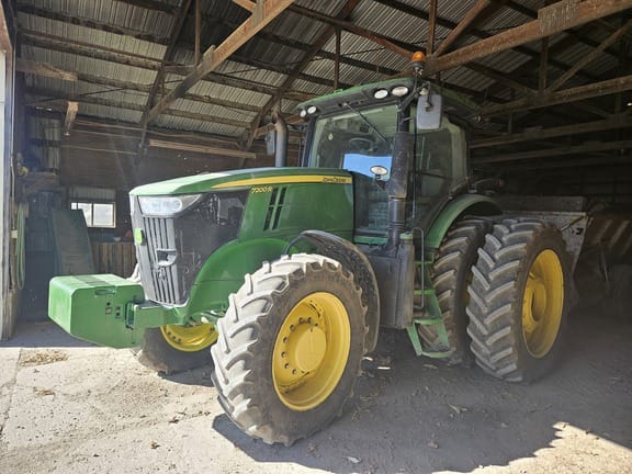 2011 John Deere 7200R Equipment Image0