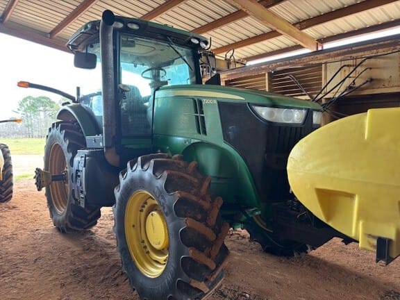 2011 John Deere 7200R Equipment Image0