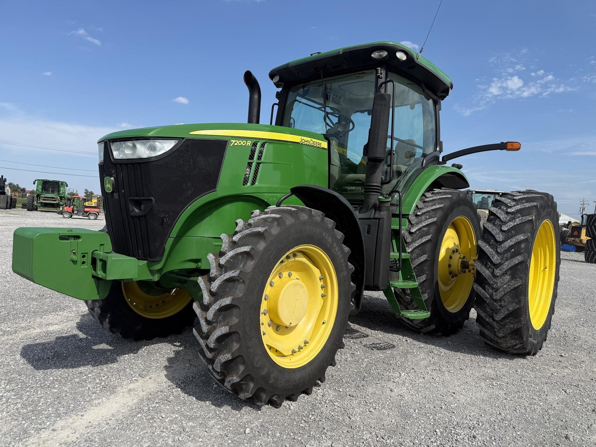 2011 John Deere 7200R Equipment Image0
