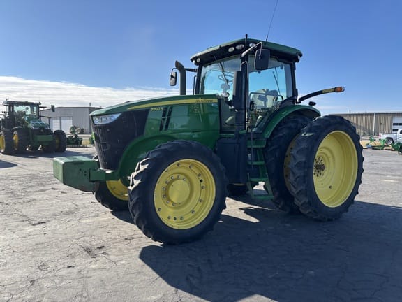 2011 John Deere 7200R Equipment Image0