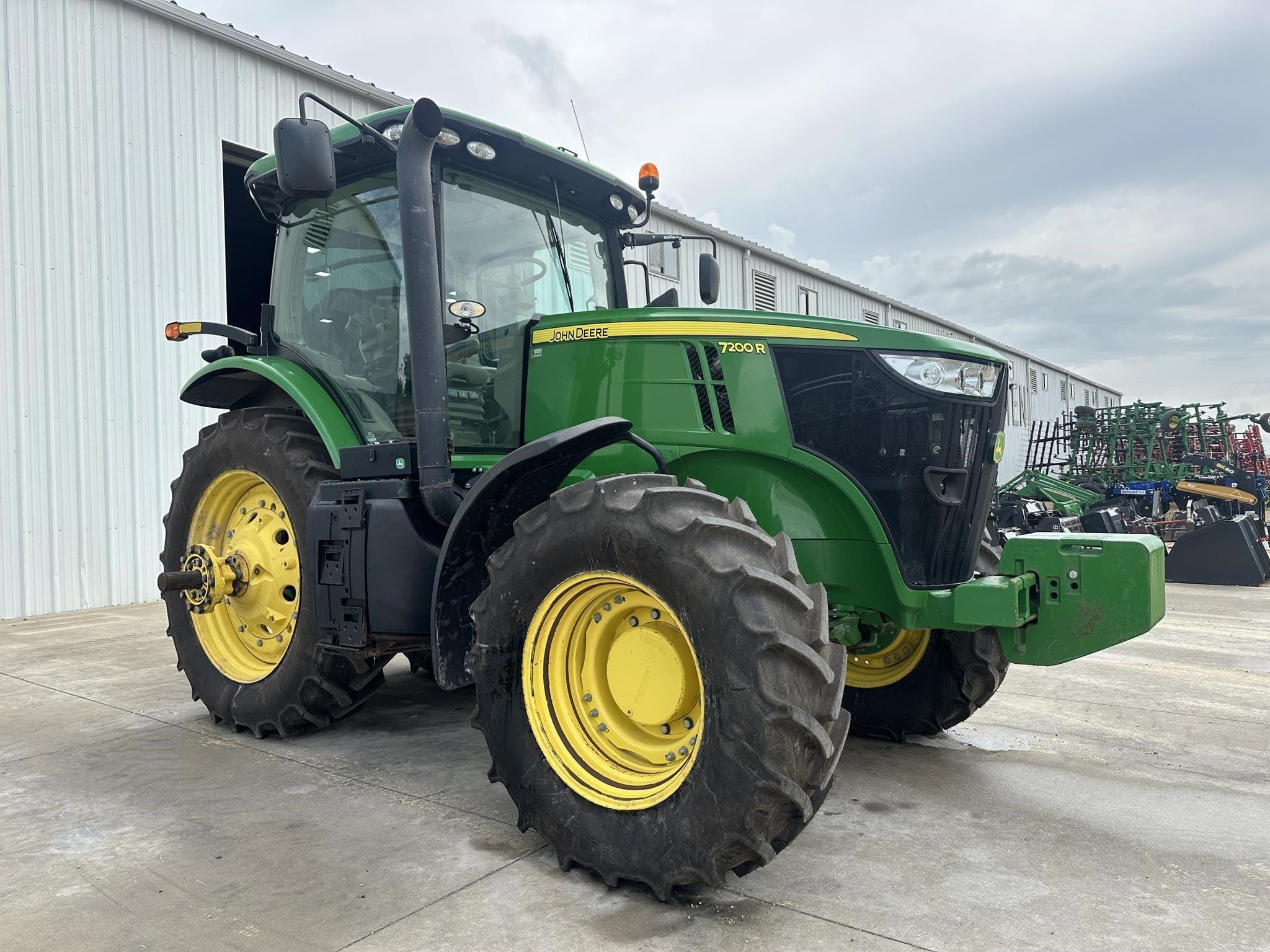 2011 John Deere 7200R Equipment Image0