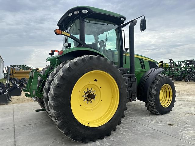Image of John Deere 7200R equipment image 1