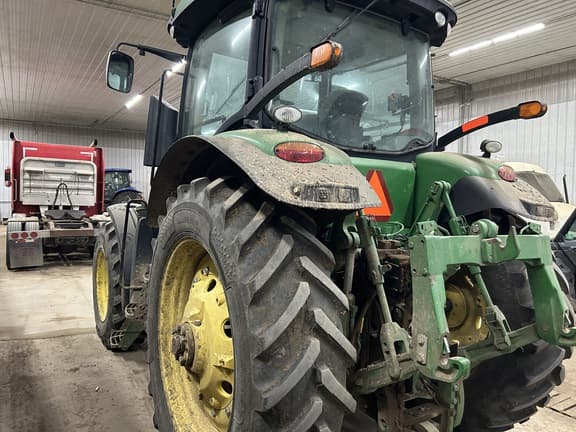 Image of John Deere 7200R equipment image 4