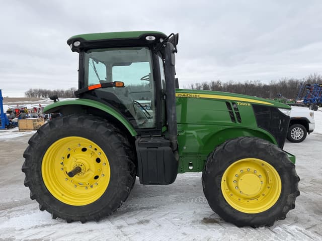 Image of John Deere 7200R equipment image 3