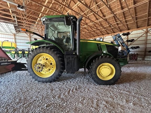 2011 John Deere 7215R Equipment Image0