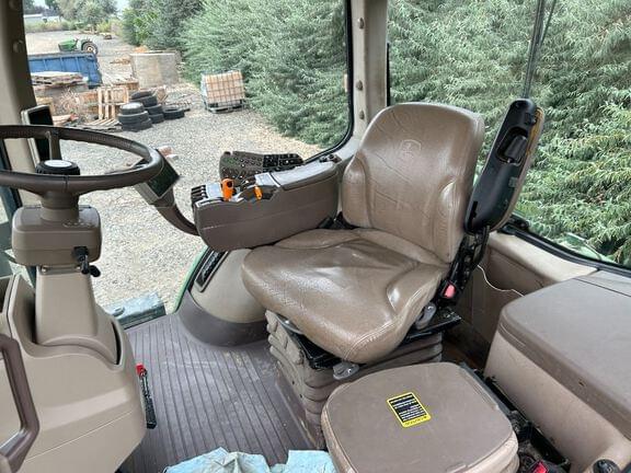 Image of John Deere 7215R equipment image 4