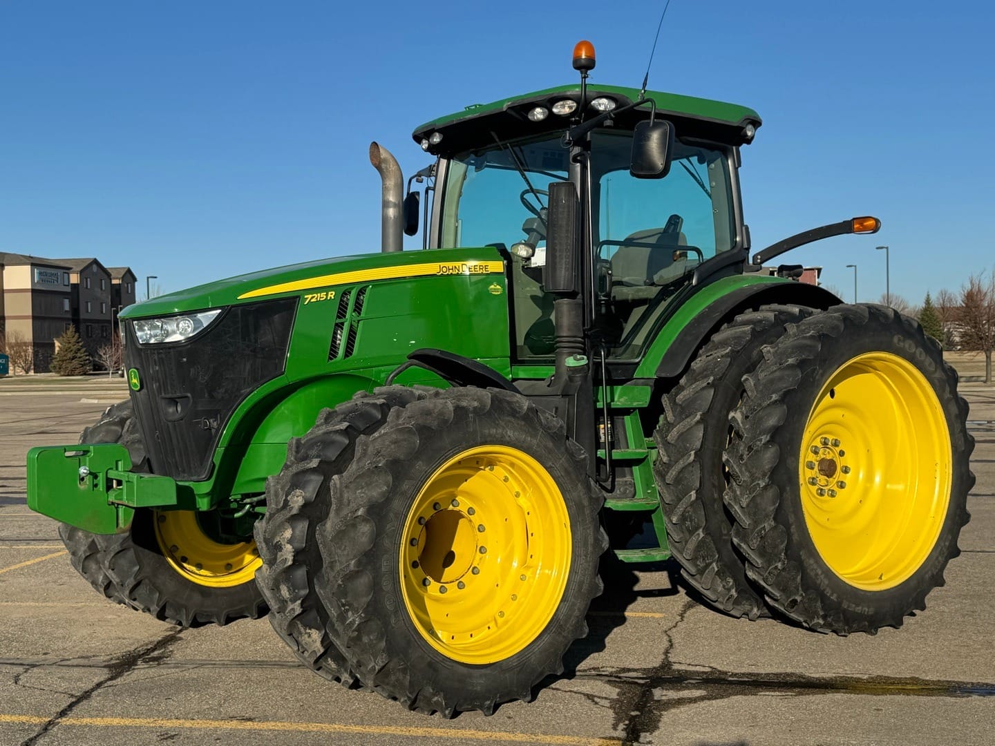 2011 John Deere 7215R Equipment Image0
