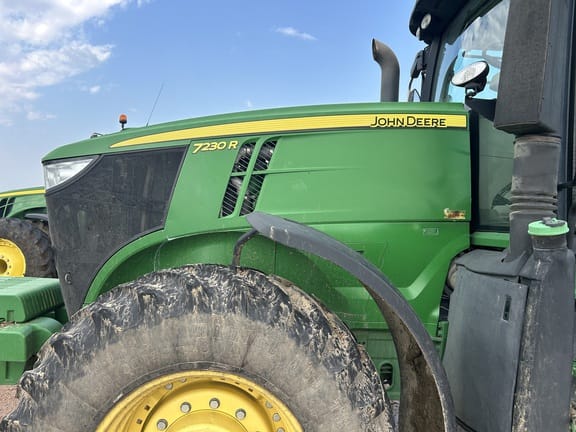 2011 John Deere 7230R Equipment Image0