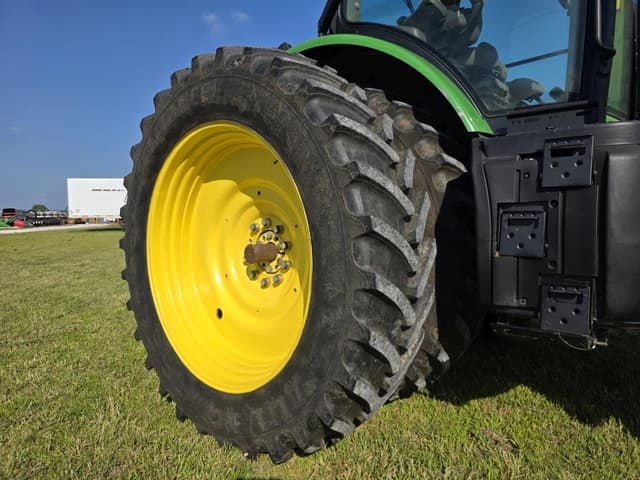 Image of John Deere 7230R equipment image 1