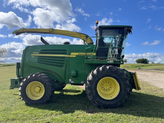 2011 John Deere 7250 Equipment Image0