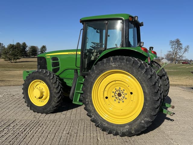 Image of John Deere 7330 equipment image 3