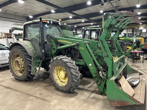 Image of John Deere 7330 equipment image 1