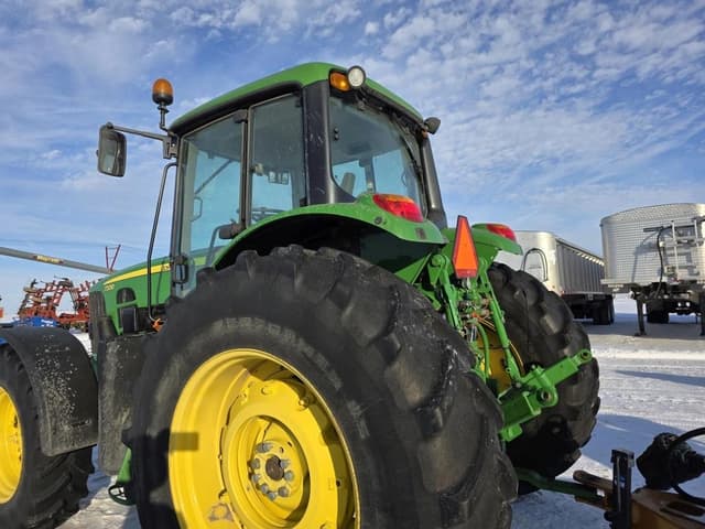 Image of John Deere 7330 equipment image 1