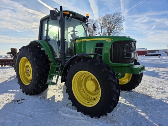 Image of John Deere 7330 equipment image 3