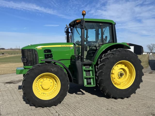 Image of John Deere 7330 equipment image 1