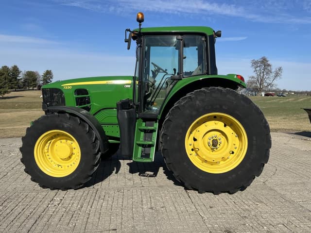 Image of John Deere 7330 equipment image 2