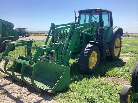 Image of John Deere 7330 equipment image 2