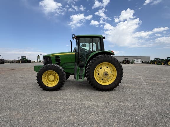 Image of John Deere 7330 equipment image 1