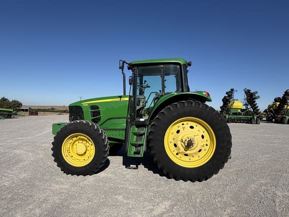 Image of John Deere 7330 equipment image 1
