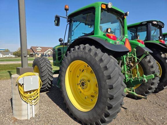 Image of John Deere 7330 equipment image 1