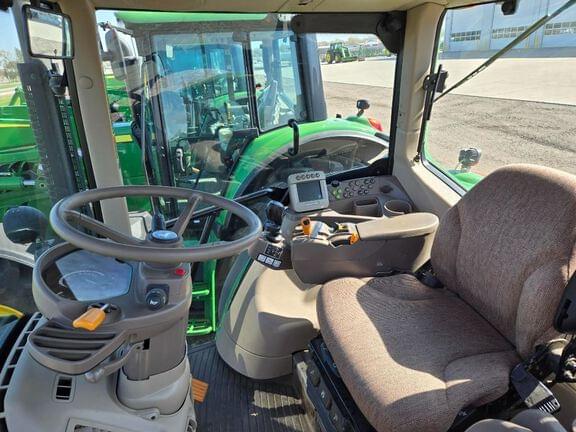 Image of John Deere 7330 equipment image 4