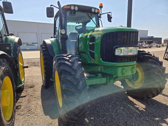 Image of John Deere 7330 equipment image 3