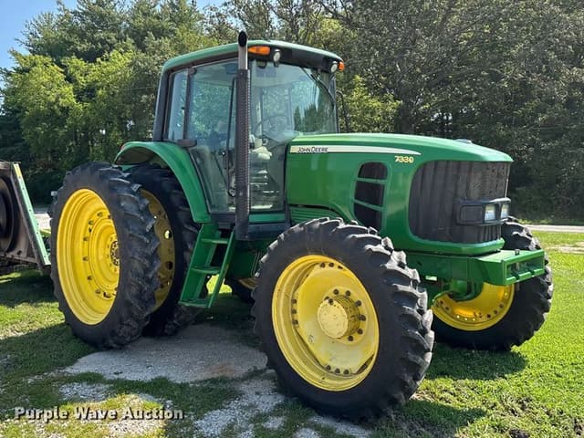 Image of John Deere 7330 equipment image 2