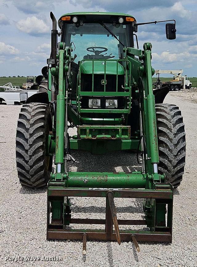 Image of John Deere 7330 equipment image 1