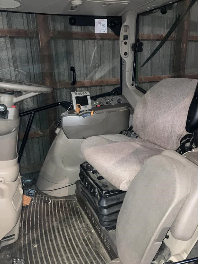 Image of John Deere 7330 equipment image 4