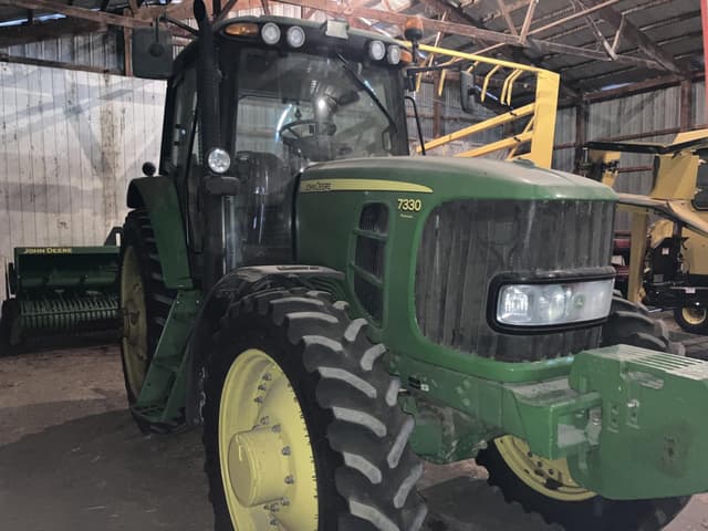 Image of John Deere 7330 equipment image 3