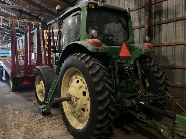 Image of John Deere 7330 equipment image 1