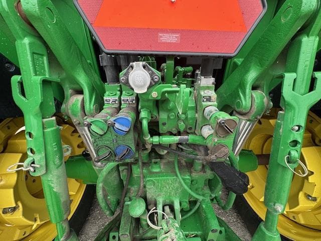 Image of John Deere 7330 equipment image 4