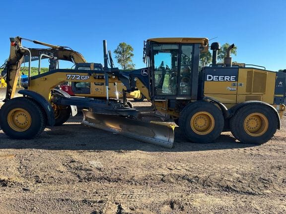 2011 John Deere 772G Equipment Image0