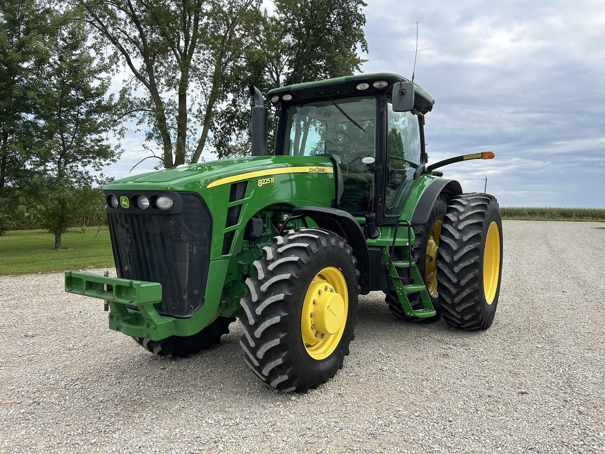 2011 John Deere 8225R Equipment Image0