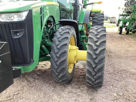 Image of John Deere 8235R equipment image 4