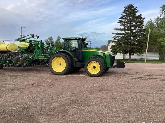 Image of John Deere 8235R equipment image 2