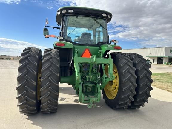 Image of John Deere 8235R equipment image 4