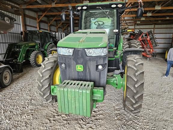 Image of John Deere 8235R equipment image 3