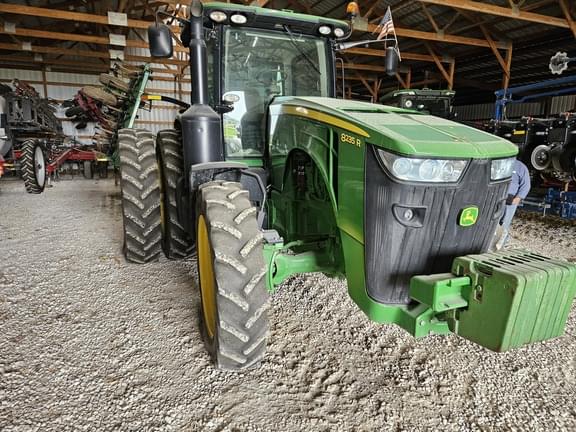 Image of John Deere 8235R equipment image 4
