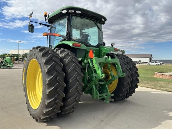 Image of John Deere 8235R equipment image 3