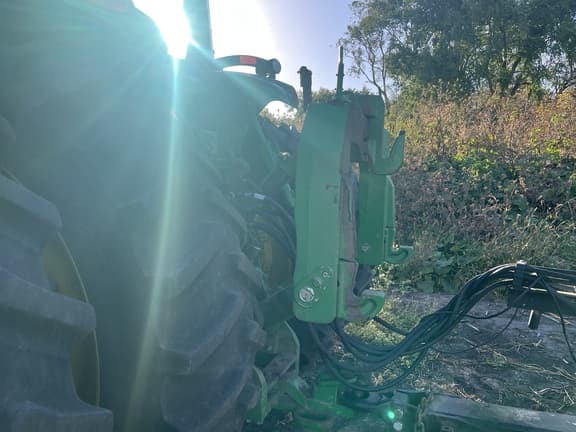 Image of John Deere 8235R equipment image 4