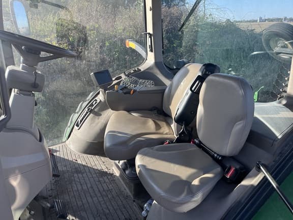 Image of John Deere 8235R equipment image 3