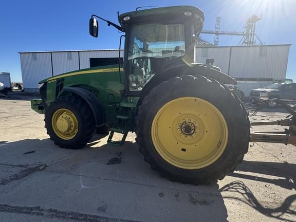 Image of John Deere 8235R equipment image 2