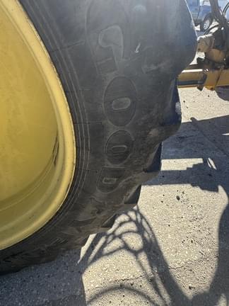 Image of John Deere 8235R equipment image 3