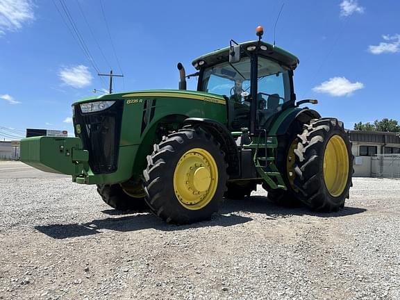 Image of John Deere 8235R equipment image 4