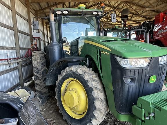 Image of John Deere 8235R equipment image 2