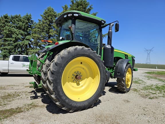 Image of John Deere 8235R equipment image 3