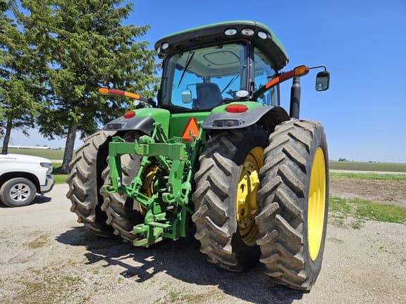 Image of John Deere 8235R equipment image 4
