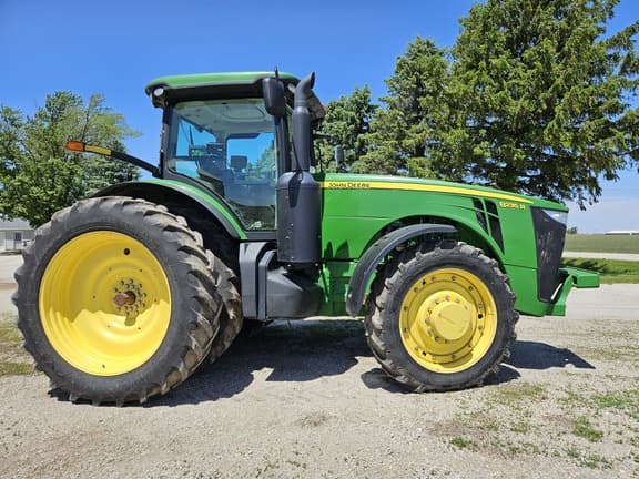 Image of John Deere 8235R equipment image 2
